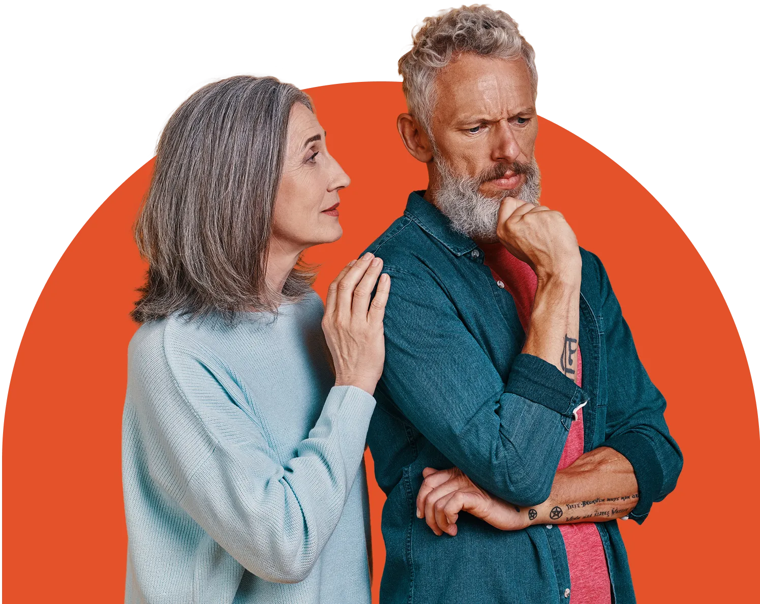 Une main tenant une loupe au-dessus des carreaux blancs épelant le mot 'FRAUDE' sur un fond blanc. La loupe agrandit la lettre 'F' du mot.