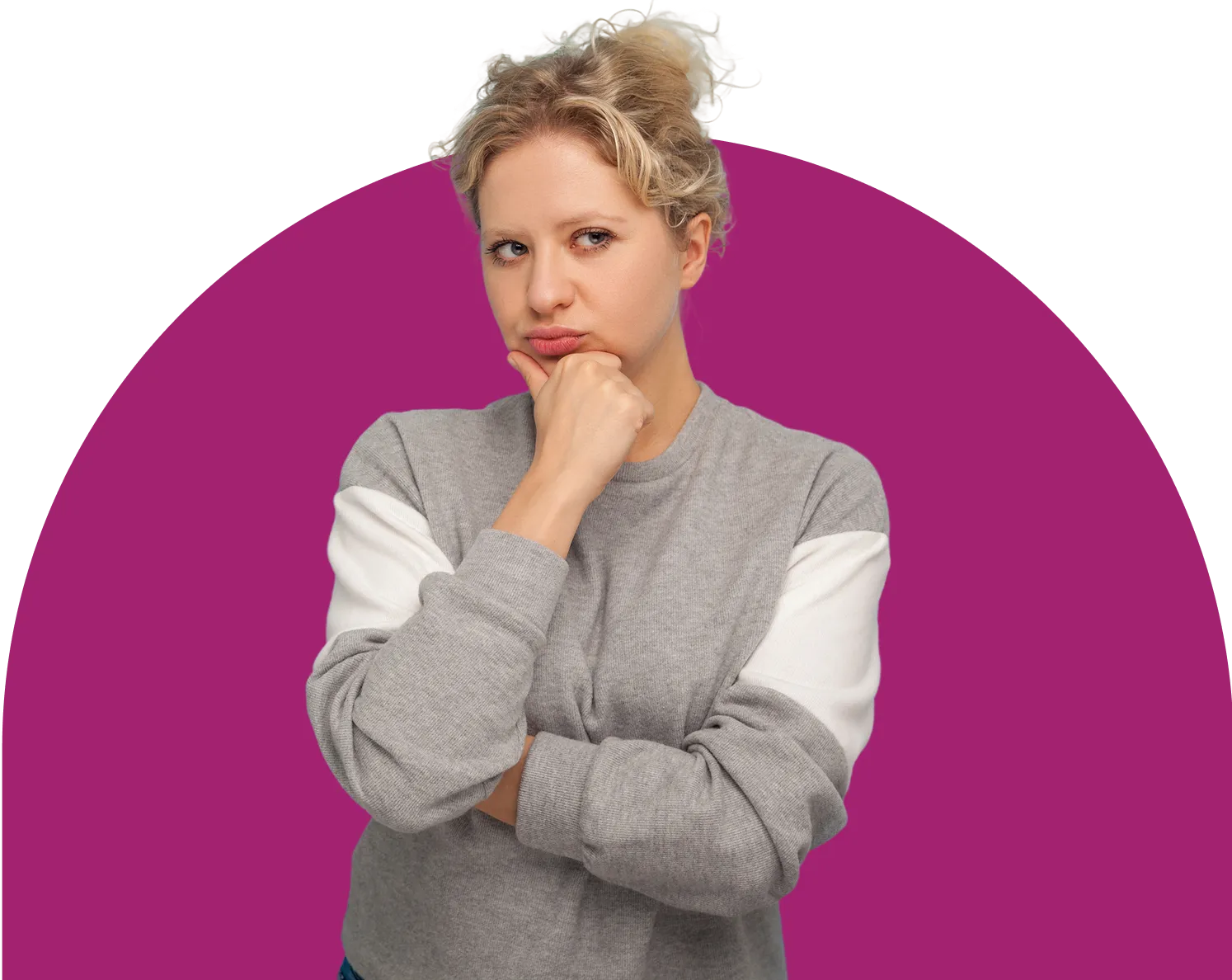 Une petite plante verte avec deux feuilles pousse dans un bocal en verre rempli de pièces de monnaie assorties. L'arrière-plan est flouté par une lumière douce et naturelle, qui attire l'attention sur la plante et le bocal.